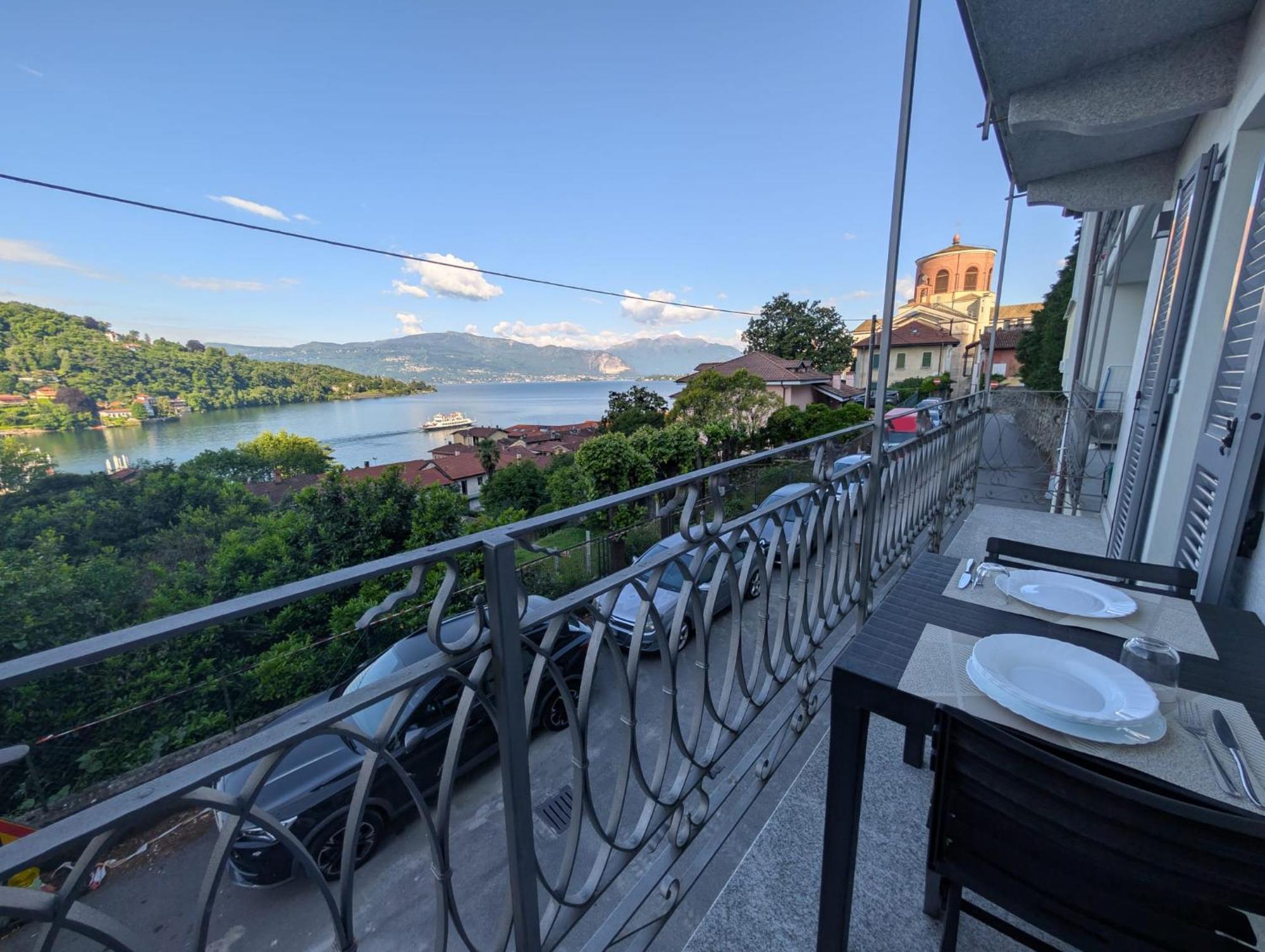 Appartamenti I Fiori Del Lago Laveno Exterior photo